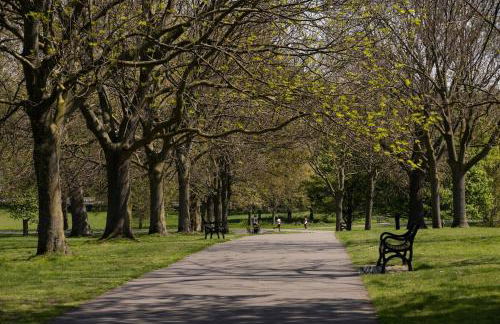 New! Bright 2BR Flat with Patio - Foto 19