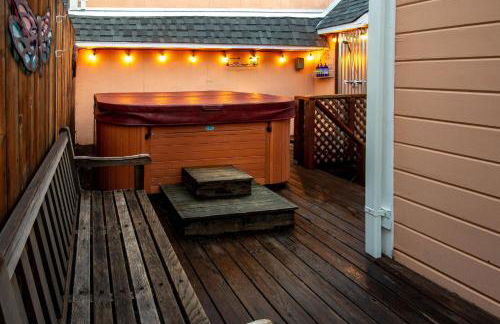 The Golden Parlor- Historic Victorian, Hot Tub - Foto 46