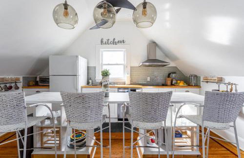 Charming 2BR Getaway with Modern Comforts - Foto 74