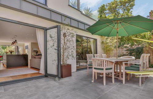 Avon House - modern family home - Photo 36