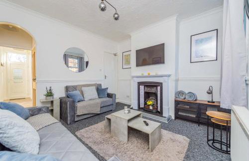 Central Townhouse Wolverhampton - Sleeps 8 - Ideal for Contractors & Families - Foto 3