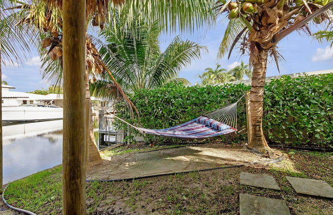 Flirty Flamingo Colorful Waterfront Escape w Pool - Foto 12