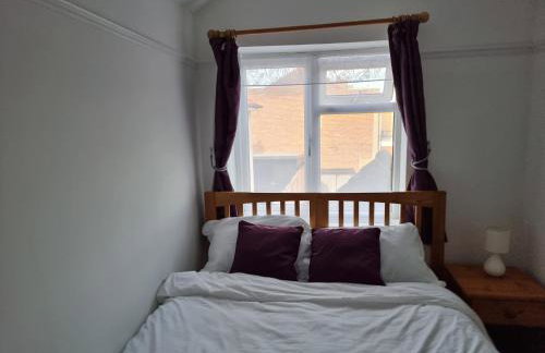 Entire 3 bedroom home with Parking in Welling, London, UK - Photo 33