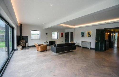 Humberston Avenue Large 4bed - Contractors Welcome & Big Living Area - Photo 23