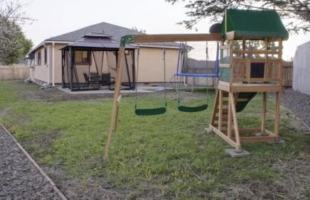 Private Home - Playground, Jumping Mat, BBQ, Darts, Firepit, Gazebo, 4 Smart TVs, White Cotton Bedding, - The Redwood Cul-De Sac Beach Retreat - Foto 46