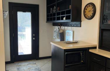 CRAFTSMAN'S MAIN FLOOR with huge DECK! - Foto 8