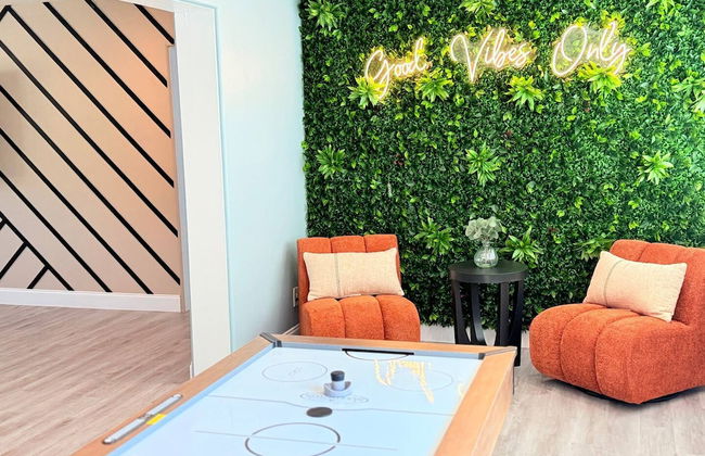 Spacious Modern King bed Game Room More - Photo 7