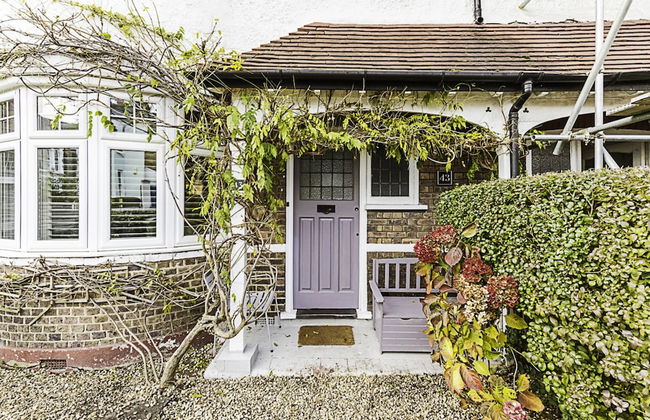 Gorgeous 4-bed Home With a Fireplace and Terrace - Foto 29