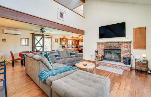 Fire Pit and Gas Grill Charming Poconos Abode! - Foto 3