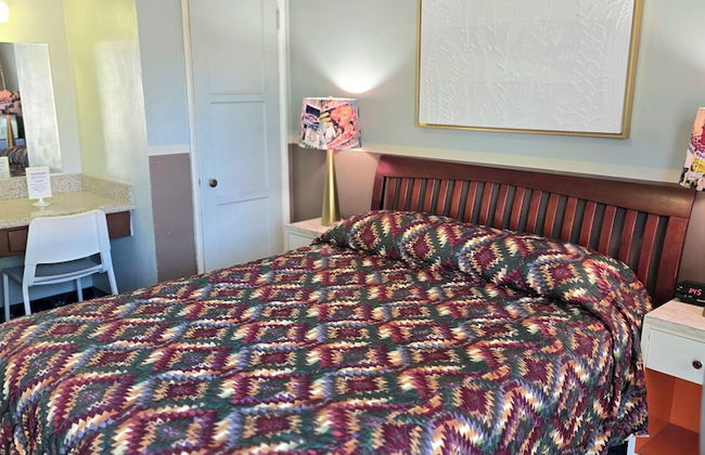 The New Star Motel with Studio-Kitchens: 1950s Extended-Stay Lodging and Retreat Center - Photo 33