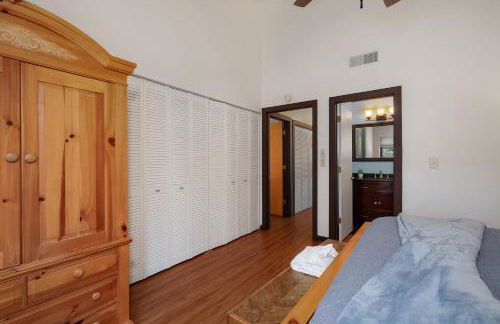 Chicadees Lake Lookout - A wood-burning fireplace, beautiful lake views, king and queen bedrooms, deck dining, and easy access t - Foto 24