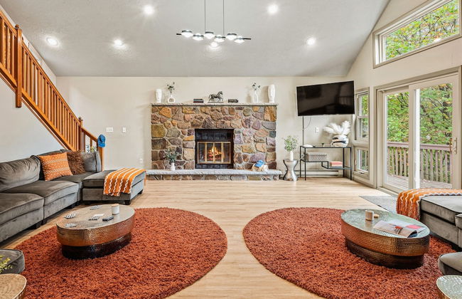 Emerald Bluff by Avantstay Lake Views Deck Fire Pit Game Room - Photo 4