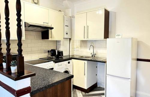 Sunny Beachside Apt with Free Parking - Foto 9