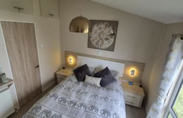 The Blue Lagoon 2 bedroom lodge with hot tub - Foto 31