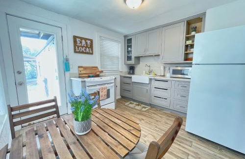 Seas the Day - 4 blocks to the beach, restaurant, and bar district - great deck and outdoor space!! - Foto 6