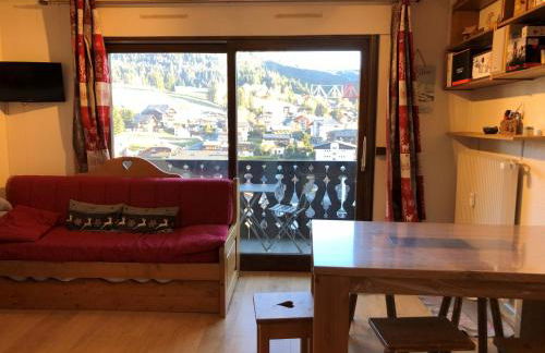 Studio Familial aux Gets - Balcon Sud, Proche Télécabines et Skis, Parking et Confort Inclus - FR-1-671-254 - Foto 3