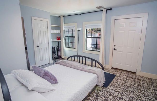 Stunning 3BR 2BA Haven in Downtown s Heart - Foto 19