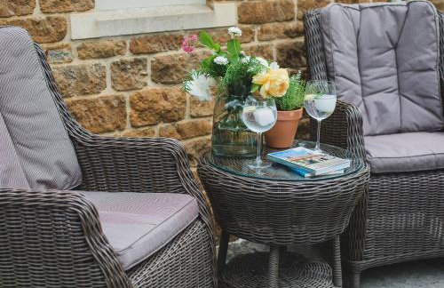 Climbing Rose Cottage - Dog Friendly - Peaceful Cotswold Cottage - Photo 4