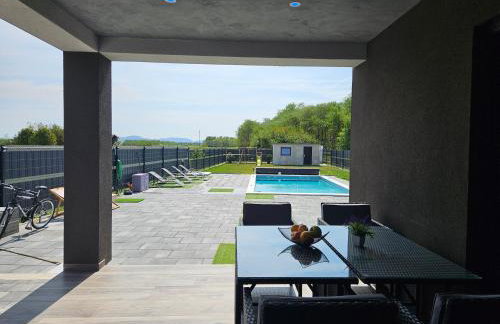 Villa Joy with Pool,Jacuzzi,E Auto Station - Foto 2