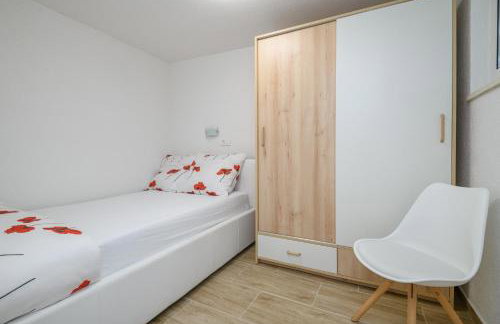 Apartment MARIO - veliki stan za odmor - terasa- vrt - bazen - pogled more, izoliran - Photo 25