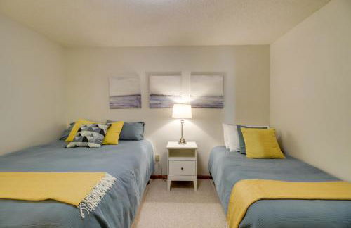 Sandy Beach Family Getaway with Fire Pit and Deck! - Foto 23