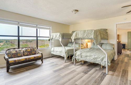 Group Getaway! Hill Country Basecamp with Trails - Foto 13