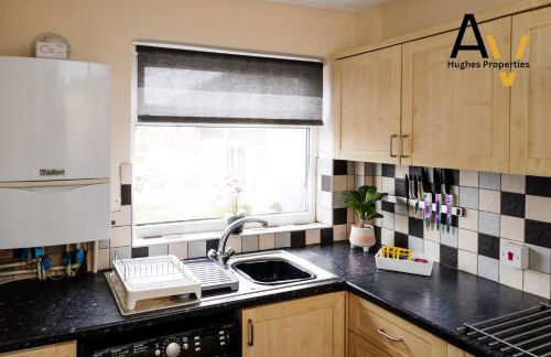 Northampton Pop Art House - Free Parking - Fast Wi Fi by AV Hughes Properties - Photo 23