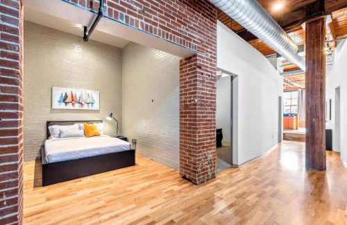 Celebrate the Season in a Trendy STL Loft 4D - Foto 2