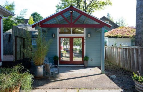 Cozy Laurelhurst Retreat - Photo 29