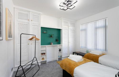 Quick Deals l 5 Bedroom l Sleeps 10 l Parking l Ideal for Groups l Oak Stays Short Lets & Serviced Accommodations - Foto 5