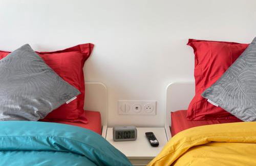 PARIS PANTIN Magnifique Appartement 4 pièces de 108m2 avec 2 PARKING intérieur - très cosy pour 1 à 12 personnes - Entièrement refait à neuf ENTIRE APARTMENT LUXURIOUS AND WARM - PANTIN PARIS 19 ème FREE WIFI GRATUIT - Foto 47