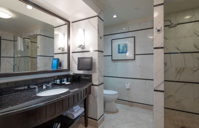 Fontainebleau Sorrento Pool View Junior Suite 1 Bedroom Hotel Room - Photo 10