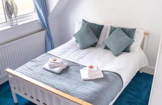 BOHO BEACH HOUSE- SLEEPS 8- 2 MIN DRIVE FROM BOSCOMBE PIER- SUPERFAST WiFi- FLAT SCREEN SMART TV- FREE ON STREET PARKING! - Photo 32