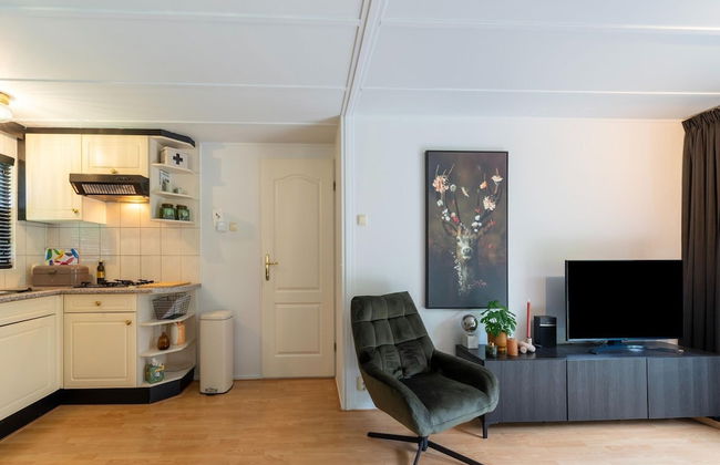 Luxury Chalet in Stegeren, Beautiful Surroundings - Photo 9