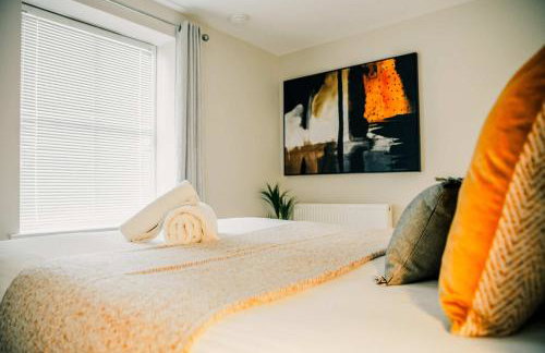 Modern Central 2 Bed Apartment with Parking - Photo 27