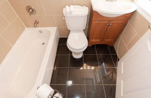 Three BR 2.5 Bath w/ parking spot & deck near metr - Foto 16