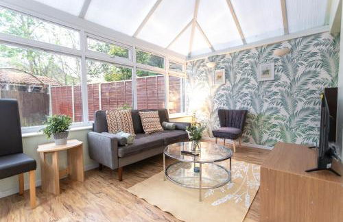 Elegant 5-Bed Home, Families & Friends, Sleeps 6, Parking, Free Wi-Fi - Foto 1