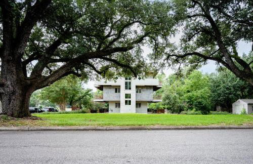 Downtown Bryan Treehouse Hot Tub and Peaceful Escape - Photo 51