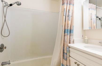 Private Beach Access + Water Views! Sleeps 18, Historic 6bdr Farmhouse w/ Deck - Foto 60