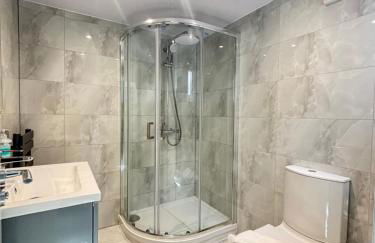 CozyNest 2BR Modern Property with Parking - Foto 26