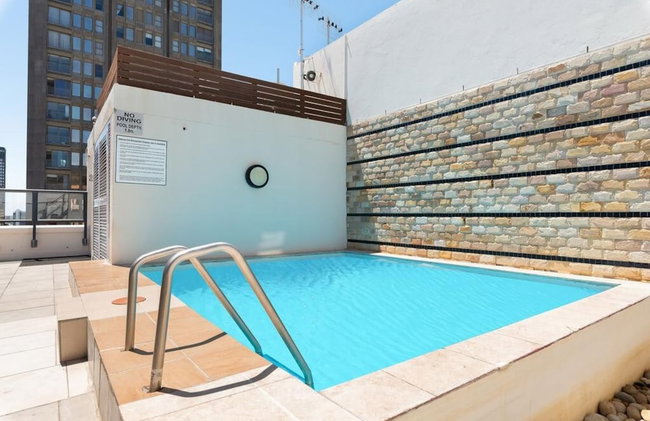 Stylish Apartment with Rooftop Pool & City Views - Foto 16