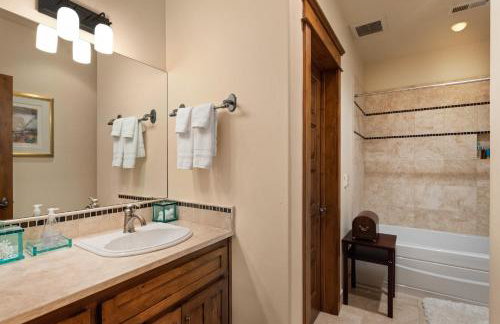 Luxe Artful Mountain Retreat with 4 King Suites, 8 Person Hot Tub and 3 Decks - Foto 11