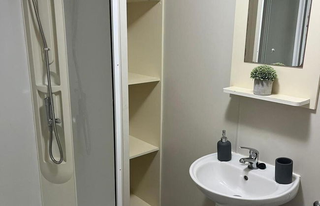 3 Bedroom Caravan - Sleeps 8 - Parking, Wifi, Pool - Photo 11