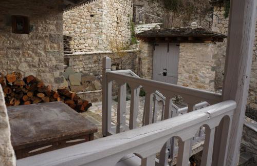 The Mountain House -mountain getaway - Photo 11