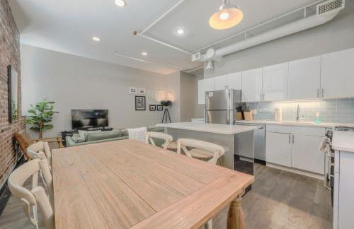 Lavishly Designed Home With Office Close to T - Photo 7