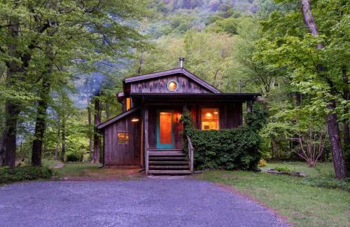Chic Catskills Cabin with Hot Tub and Fire Pit - Foto 38