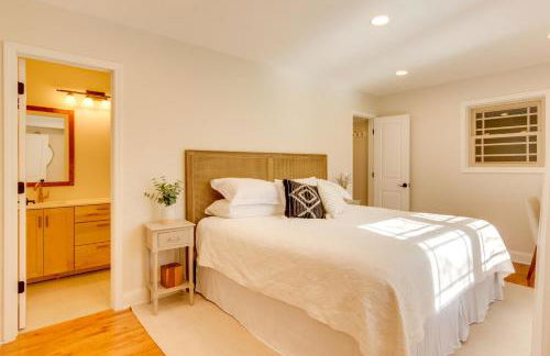 Lakefront Zirconia Home with Boathouse and Dock! - Foto 10