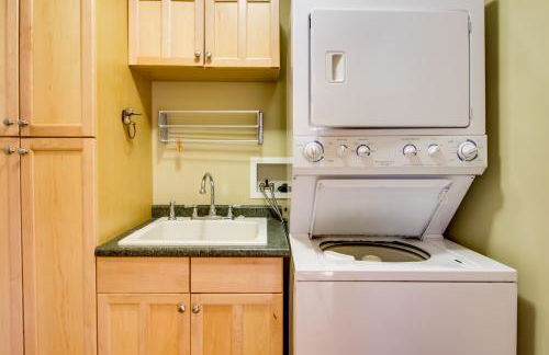 Lakefront Isle Escape with Dock and Fire Pit! - Foto 19