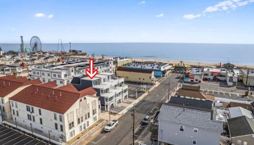 Beach House Steps away from the Boardwalk and Beach with Ocean Views in Seaside Heights! - Foto 4