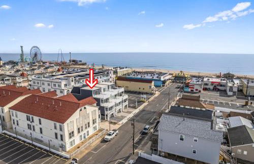 Beach House Steps away from the Boardwalk and Beach with Ocean Views in Seaside Heights! - Foto 4